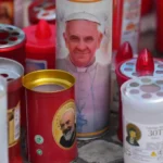 La salud del papa mejora y el Vaticano contempla el final de su hospitalización