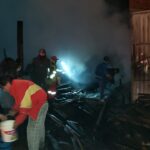 Incendio de gran magnitud consume barraca en Potosí y amenaza viviendas cercanas