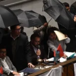Diputados se resguardan de la lluvia de protestas por contrato de litio