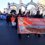 Maestros urbanos de Potosí marchan contra el encarecimiento del costo de vida