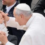 Tierno gesto: El Papa bendice a un bebé vestido de “mini pontífice”