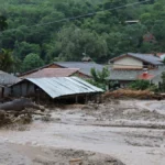 Una torrencial lluvia provocó el desborde del río en Samaipata; hay casas inundadas, heridos y desaparecidos