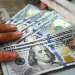 Cotización paralela cae tras el anuncio de devolución de depósitos en dólares