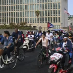 Cubanos piden frente a embajada de EEUU en La Habana el fin del bloqueo
