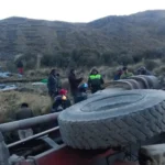 Camión se precipita a un barranco y deja nueve heridos de una misma familia