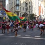 Casi 5.000 bailarines llevan el folclore boliviano a la Gran Vía de Madrid por Urkupiña