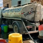 Largas filas en varias zonas de Potosí para conseguir agua de cisternas